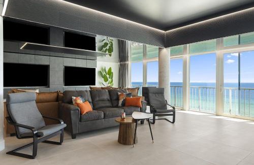 Thomas Drive House | The Summit Penthouse 1501