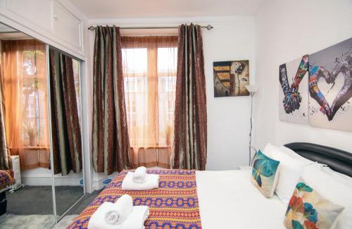 Aberdeen West End Apartment | The Summit West End- Elegant Apartment with Free Parking in Prime Location