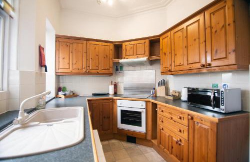 Aberdeen West End Apartment | The Summit West End- Elegant Apartment with Free Parking in Prime Location