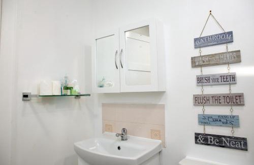 Aberdeen West End Apartment | The Summit West End- Elegant Apartment with Free Parking in Prime Location