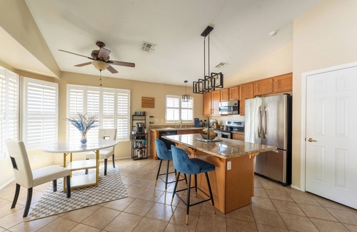 Cottonflower House | The Sun Goddess: 3-Bedroom Oasis with Private HEATED Pool. Close to Everything!
