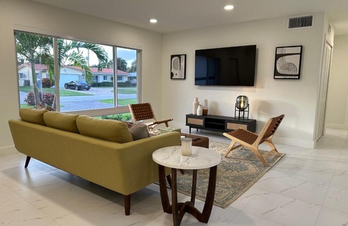 Survey Creek House | The Sun House - 3 Bed, 2 Bath, Private Pool, Fire Pit, Huge Backyard