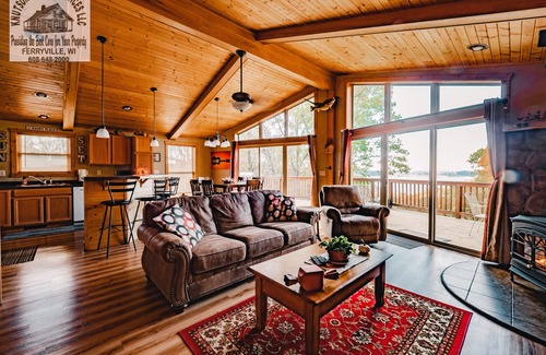 Ferryville Cabin | The Sun Set River View, Luxury, private, amazing views of River with Hot Tub