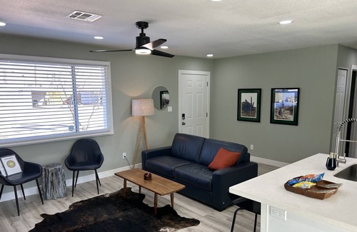 Tempe House | ~The Sunburst~ Classy 3 bedroom 2 Bath near Airport & ASU. Modern & remodeled!