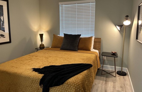 Tempe House | ~The Sunburst~ Classy 3 bedroom 2 Bath near Airport & ASU. Modern & remodeled!