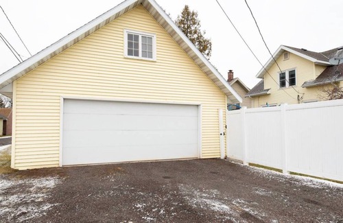 East End House | The Sunflower Home with Game Room & Hot Tub! Pet Friendly!
