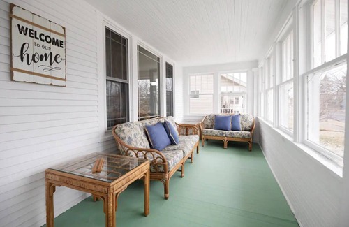 East End House | The Sunflower Home with Game Room & Hot Tub! Pet Friendly!