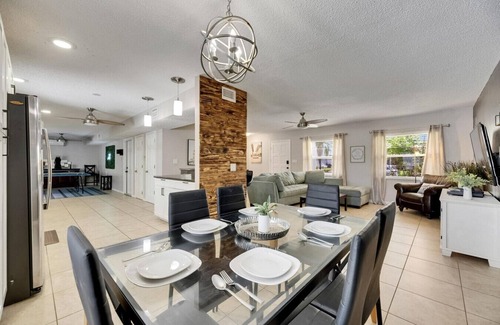 Bay Crest Park House | The Sunny Escape – Retreat with Pool & Game Room
