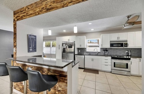 Bay Crest Park House | The Sunny Escape – Retreat with Pool & Game Room