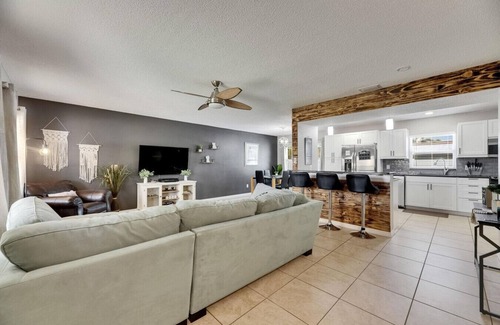 Bay Crest Park House | The Sunny Escape – Retreat with Pool & Game Room