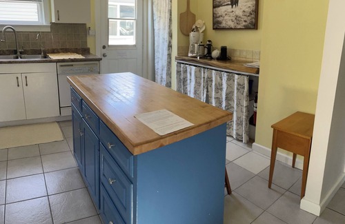 Prince Edward House | THE SUNNY HOUSE. Free park pass. No cleaning fees! 20% weekly discount.