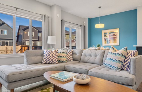 Cochrane House | The Sunset - 3 BR. Close to the Rocky Mountains!