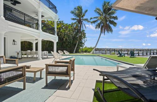 McGregor House | The Sunset Escape-Riverfront Elegance