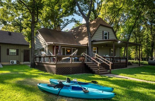 Enchanted Oaks House | The Susser Estate with Guest Cottage 20 Guests