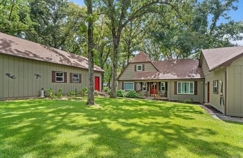 Enchanted Oaks House | The Susser Estate with Guest Cottage 20 Guests