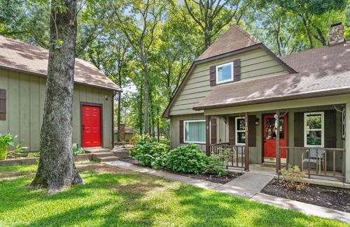 Enchanted Oaks House | The Susser Estate with Guest Cottage 20 Guests