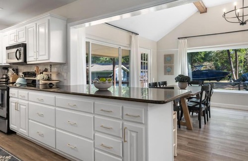 Enchanted Oaks House | The Susser Estate with Guest Cottage 20 Guests