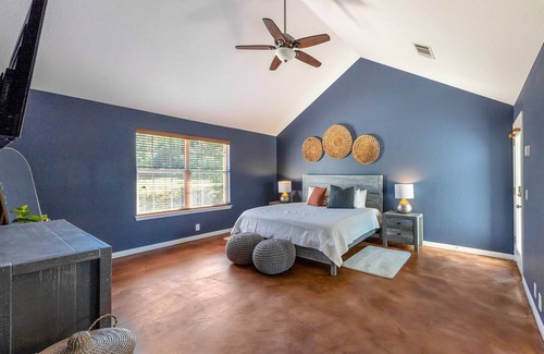 Austin House | The Sweet Retreat l VOLLEYBALL COURT l Heated Pool & Spa l Sleep 20