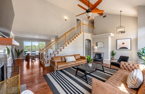 Austin House | The Sweet Retreat l VOLLEYBALL COURT l Heated Pool & Spa l Sleep 20
