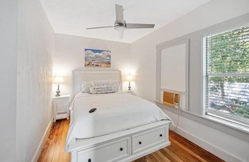 Tarpon Springs Apartment | The Tarpon Flat Bright 1BR Downtown Retreat
