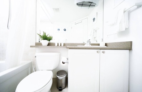 Church and Wellesley Apartment | The Teahouse Suite
