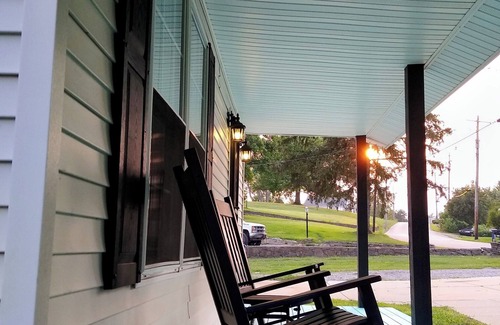 Williamstown House | The TEAL PORCH HOUSE - 4 Minutes to the ARK!