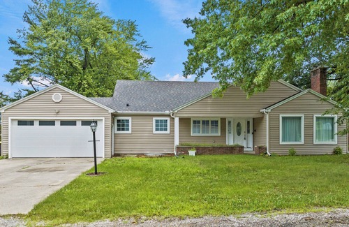 Fort Wayne House | The "Team House", large home near SportOne Sleeps 26+