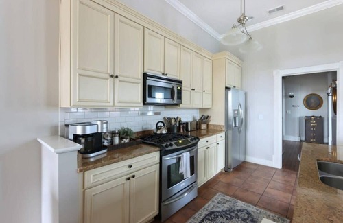 Hitch Village - Fred Wessels Homes Apartment | The Terrace @ Trustees' Garden - Walk to River!