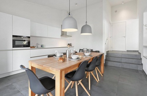 Ouddorp House | The terraces of a 4-person Villa Super VIP are located directly by the water, with access to a private swimming pier, perfect for children.