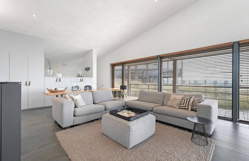 Ouddorp House | The terraces of a 4-person Villa Super VIP are located directly by the water, with access to a private swimming pier, perfect for children.