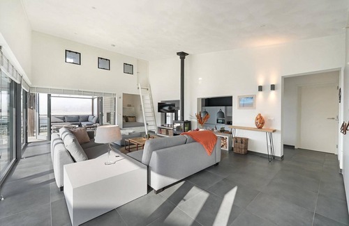 Ouddorp House | The terraces of a 4-person Villa Super VIP are located directly by the water, with access to a private swimming pier, jacuzzi and Infrared sauna.