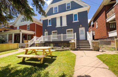 Niagara Falls House | The Texas Hold-em Duplex- 3BR Free Parking, Minutes From Falls & Casino