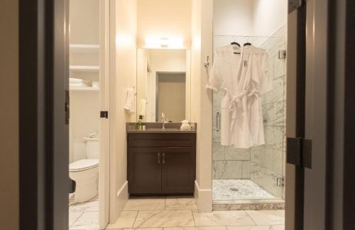 Tyler Apartment | The Thomas Hotel - Premium Square View Suite