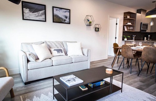 Revelstoke House | The Three Bear Penthouse - with Hot Tub