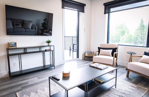 Revelstoke House | The Three Bear Penthouse - with Hot Tub