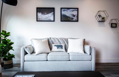 Revelstoke House | The Three Bear Penthouse - with Hot Tub