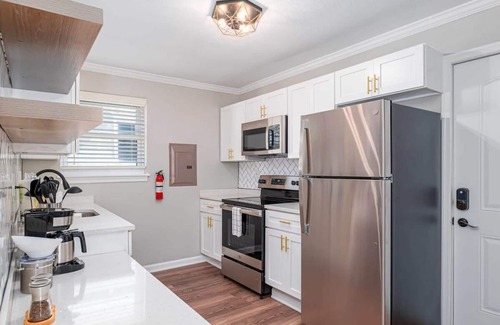 Cottage Line Apartment | The Tide Suite /Direct Beach Access