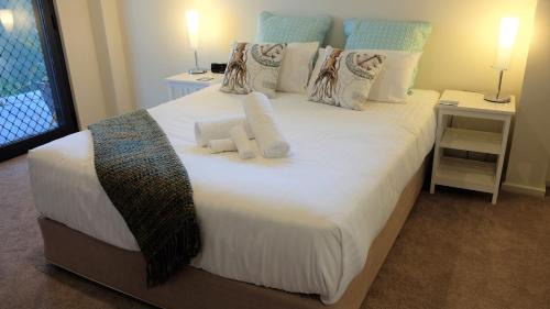 Binalong Bay Apartment | THE TIN SHED Couples accommodation at Bay of Fires