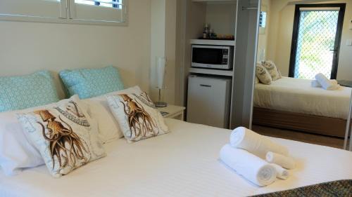 Binalong Bay Apartment | THE TIN SHED Couples accommodation at Bay of Fires