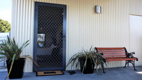 Binalong Bay Apartment | THE TIN SHED Couples accommodation at Bay of Fires