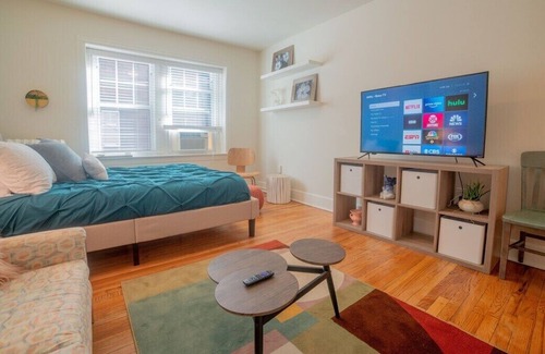 Southmoreland Apartment | The Tiny but Cute Studio! - Middle of KC!