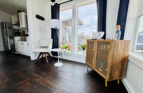 Austin Apartment | The Tiny Treasure with Pool and Hot Tub