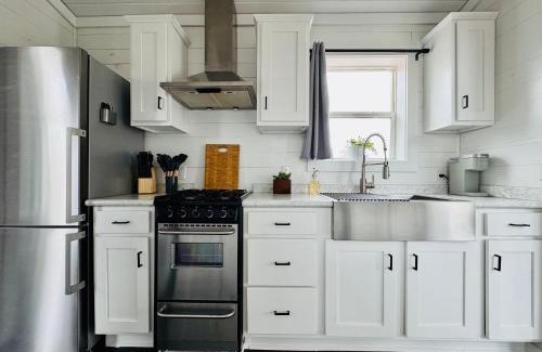 Austin Apartment | The Tiny Treasure with Pool and Hot Tub