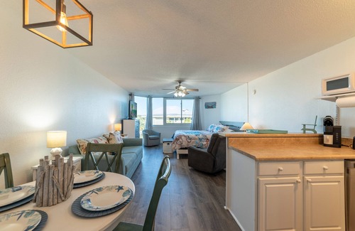Thomas Drive Condo | The Tip-Sea Turtle Panama City Beach, Beachfront Studio! Sleeps 4