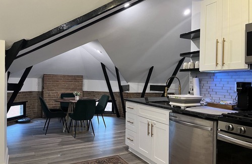 Short North Apartment | The Top of the Stairs: Chic Loft on 3rd Ave