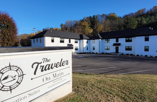 Tazewell Apartment | The Traveler On Main - Suite #2- Across the Street from Back of the Dragon!