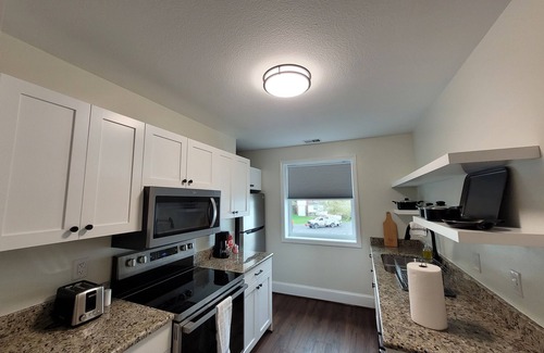 Tazewell Apartment | The Traveler On Main Suite #10- Across the Street from Back of the Dragon!