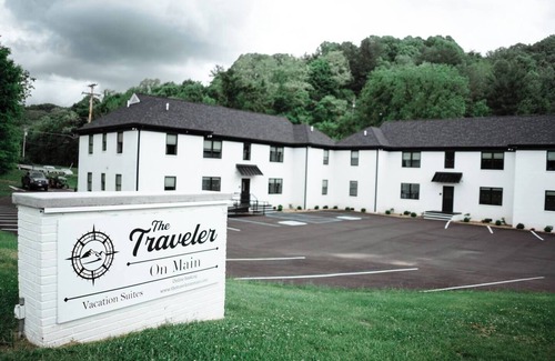 Tazewell Apartment | The Traveler On Main Suite #10- Across the Street from Back of the Dragon!