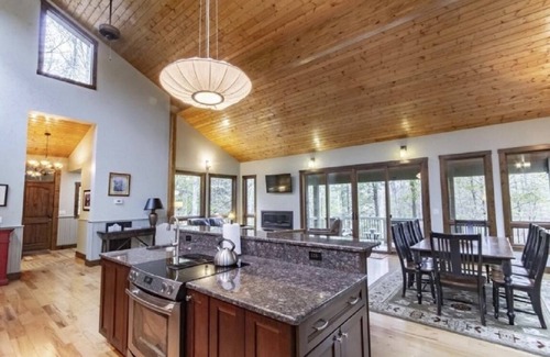 Victor House | The Tree House in the heart of the New River Gorge National Park