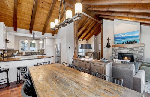 Kingswood Estates Cabin | The Treehouse: Hot Tub, New Remodel, EV Charger, 3 King Beds, 2 En Suites